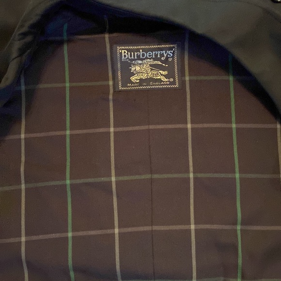 Burberry’s trench coat - Picture 6 of 14